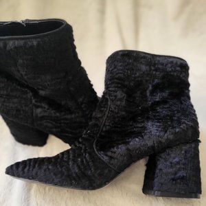 Black faux fur boots 9 medium